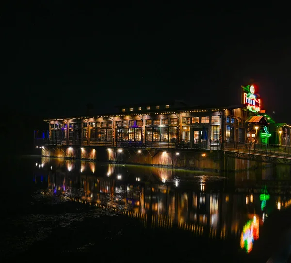 Tanneycomo Nehri Restoranı geceleri müşterilere servis yapıyor. Suda yansıması var..