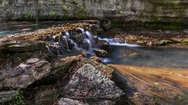 Bir Ozark Missouri deresinde şelaleler.