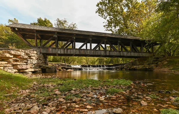 Bir Ozark Missouri deresinde şelaleler.