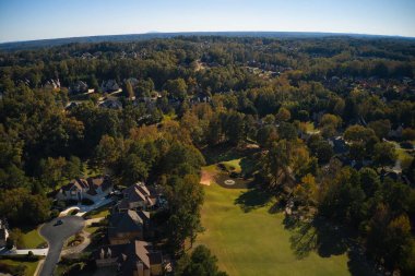 ABD 'nin Georgia kentindeki Atlanta metrosunda golf sahası ve gölü olan banliyödeki bir alt bölümdeki ev kümesinin hava panoramik görüntüsü altın saat içinde insansız hava aracıyla vuruldu..