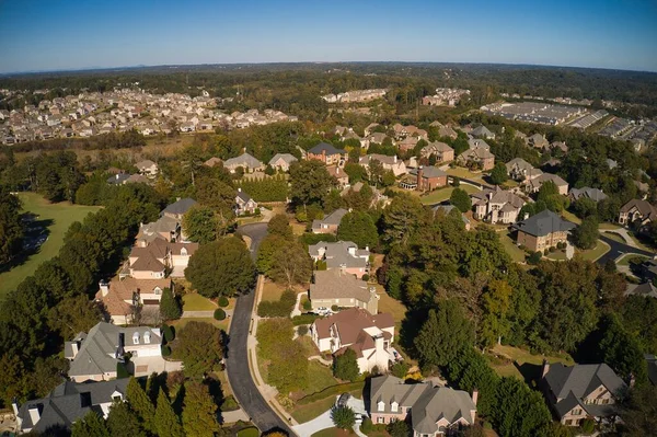 ABD 'nin Georgia kentindeki Atlanta metrosunda golf sahası ve gölü olan banliyödeki bir alt bölümdeki ev kümesinin hava panoramik görüntüsü altın saat içinde insansız hava aracıyla vuruldu..