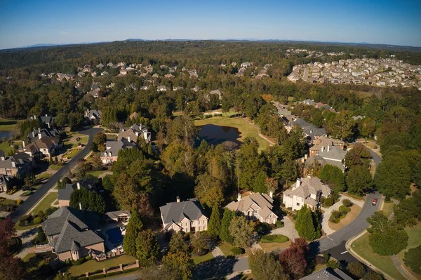 Luftaufnahme Eines Häuserblocks Einer Unterabteilung Suburbs Mit Golfplatz Und See — Stockfoto