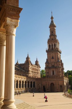 Seville, İspanya - 29 Haziran 2018: Plaza De Espana manzarası Seville, İspanya 'nın bataklık mimarisi ile ünlü popüler bir turizm beldesi