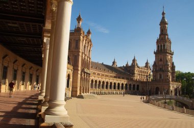 Seville, İspanya - 29 Haziran 2018: Plaza De Espana manzarası Seville, İspanya 'nın bataklık mimarisi ile ünlü popüler bir turizm beldesi
