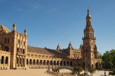 Seville, İspanya - 29 Haziran 2018: Plaza De Espana manzarası Seville, İspanya 'nın bataklık mimarisi ile ünlü popüler bir turizm beldesi