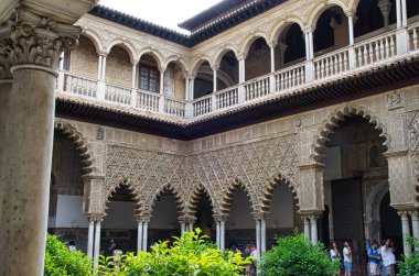 Seville, İspanya - 30 Haziran 2018: Alcazar Sarayı 'nın güzel binası, Sevilla, İspanya
