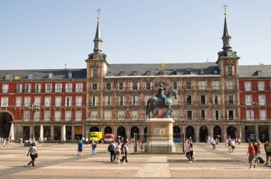 Madrid, İspanya - 27 Haziran 2018: Madrid, İspanya 'da Madrid merkez meydanı olarak da bilinen popüler Plaza Belediye Başkanı manzarası
