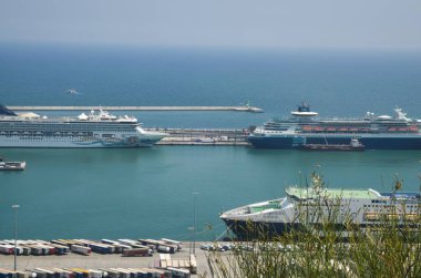 Barselona, İspanya 2 Temmuz 2018 'de Barcelona' ya yanaşan liman ve yolcu gemilerinin panoramik görüntüsü.