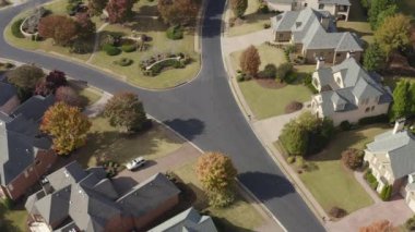 ABD 'nin lüks banliyölerindeki lüks evlerin üzerinde uçarken 4K video.