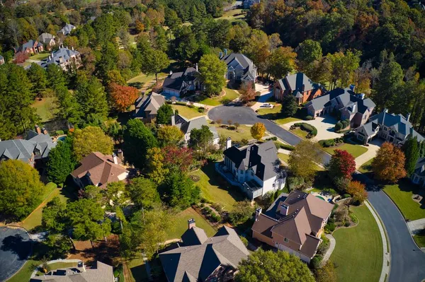 Panoramatický Letecký Pohled Luxusní Domy Luxusní Čtvrti Předměstí Krásnými Barvami — Stock fotografie