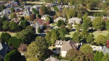 Amerika 'nın doğusunda güneşli bir sonbahar öğleden sonrasında güzel bir banliyöde lüks bir apartman dairesinin üzerinde uçuyor.