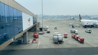 Mumbai, Maharashtra, Hindistan - 3 Aralık 2021: Bombay 'daki Chhatrapati Shivaji Maharaj uluslararası havaalanındaki uçak ve uçağa yüklenen kargo hızlandırılmış video