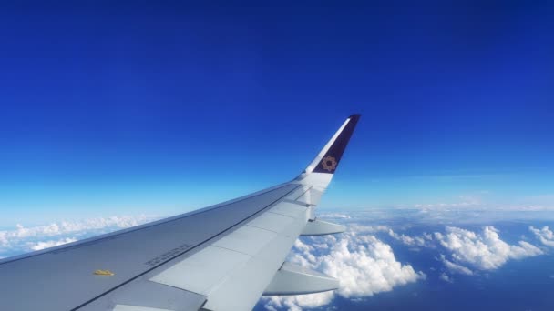 뭄바이 아름다운 청록색 비행기 안쪽에서 구름으로 상공을 — 비디오