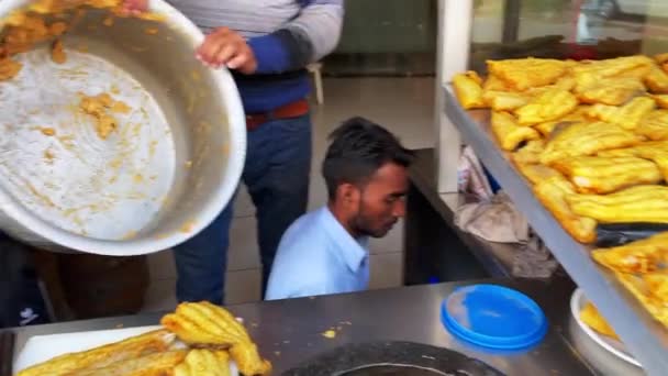 アムリトサル インド 2021年11月26日 おいしい料理で有名なパンジャブ州アムリトサルの熱い油で魚を揚げる男の4Kビデオ — ストック動画