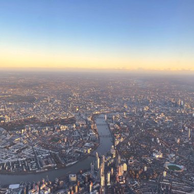 Sabahın erken saatlerinde Londra 'nın gökyüzü manzarası, şehri kaplayan yoğun sis ve Thames nehri manzarası ile dolu..