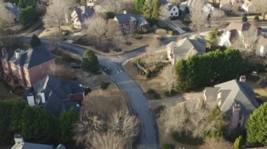 Aralık 2021 'de günbatımında çekilen ev kümeleriyle dolu lüks bir banliyöde 4K hava videosu