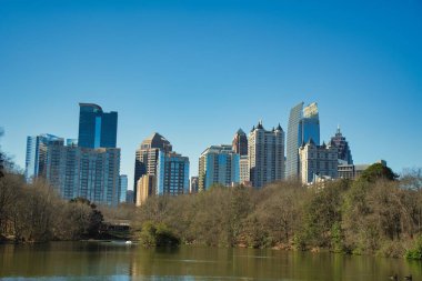 Atlanta, GA - 8 Ocak 2022: Atlanta şehir merkezinin güzel panoramik manzarası Atlanta şehir merkezindeki popüler Piedmont Park 'tan 2022 yılının ocak ayında güzel bir gün.