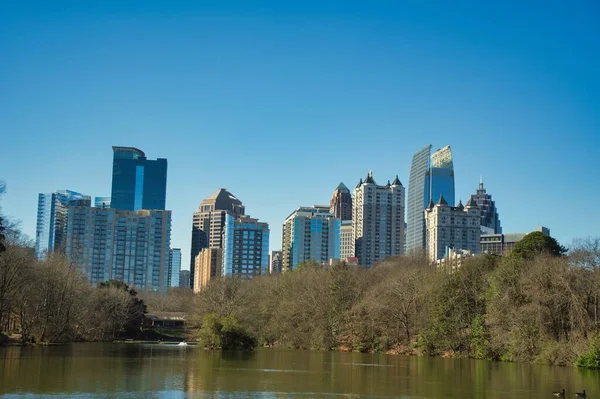 Atlanta, GA - 8 Ocak 2022: Atlanta şehir merkezinin güzel panoramik manzarası Atlanta şehir merkezindeki popüler Piedmont Park 'tan 2022 yılının ocak ayında güzel bir gün.