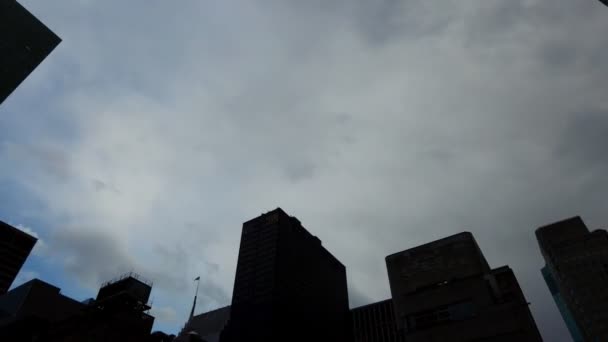 Vídeo Lapso Tiempo Nubes Tormenta Que Reúnen Sobre Horizonte Manhattan — Vídeos de Stock