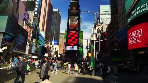 New York City February 2022 Panning Video Time Square Bustling — Stock Video