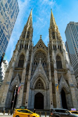 New York City, New York: 19 Şubat 2022 - New York 'taki St. Patrick Katedrali manzarası