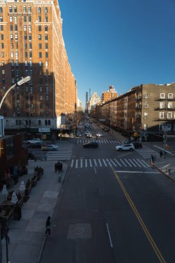 New York şehri, New York: 20 Şubat 2022: İnsanlar ve turistler Hudson Yards, New York City, ABD 'deki High Line Park' tan gökdelenlerin manzarasının tadını çıkarıyor ve toplanıyorlar