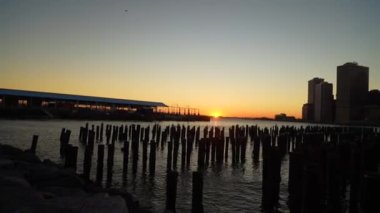 New York, New York 'ta günbatımında Manhattan' ın panoramik manzarası