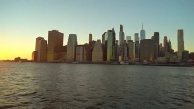 New York, New York 'ta günbatımında Manhattan' ın panoramik manzarası