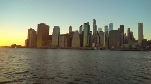 ニューヨークの日没時のマンハッタンのスカイラインのパノラマビュー — ストック動画
