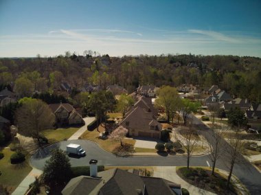 Banliyödeki lüks evlerin panoramik hava manzarası. Bölümde yaprakların güzel renkleri var. 2022 baharında.