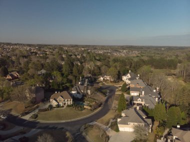 Gürcistan, Georgia 'da Atlanta' da golf sahası olan banliyöde bir alt bölümdeki ev kümesinin hava panoramik görüntüsü altın saat içinde insansız hava aracıyla vuruldu.