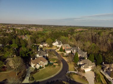 Gürcistan, Georgia 'da Atlanta' da golf sahası olan banliyöde bir alt bölümdeki ev kümesinin hava panoramik görüntüsü altın saat içinde insansız hava aracıyla vuruldu.