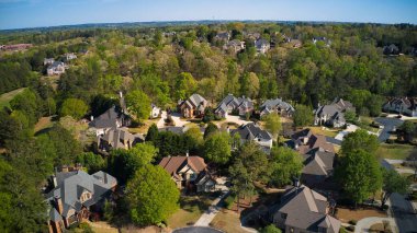 ABD 'nin Georgia kentindeki Atlanta metrosunda golf sahası ve gölü olan banliyödeki bir alt bölümdeki ev kümesinin hava panoramik görüntüsü altın saat içinde insansız hava aracıyla vuruldu.