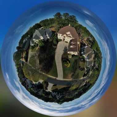 2022 baharında güneşli bir baharda Atlanta 'nın banliyölerinde bir insansız hava aracı tarafından çekilen 360 derecelik panoramik şehir manzarası.