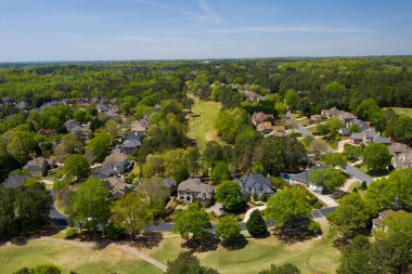 2022 baharında güneşli bir baharda Atlanta 'nın banliyölerinde bir insansız hava aracı tarafından çekilen 360 derecelik panoramik şehir manzarası.