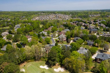 2022 baharında güneşli bir baharda Atlanta 'nın banliyölerinde bir insansız hava aracı tarafından çekilen 360 derecelik panoramik şehir manzarası.