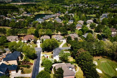 2022 baharında güneşli bir baharda Atlanta 'nın banliyölerinde bir insansız hava aracı tarafından çekilen 360 derecelik panoramik şehir manzarası.