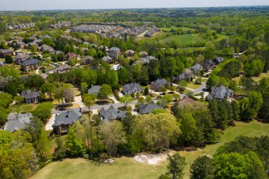 2022 baharında güneşli bir baharda Atlanta 'nın banliyölerinde bir insansız hava aracı tarafından çekilen 360 derecelik panoramik şehir manzarası.