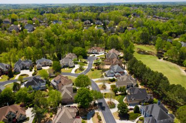 2022 baharında güneşli bir baharda Atlanta 'nın banliyölerinde bir insansız hava aracı tarafından çekilen 360 derecelik panoramik şehir manzarası.