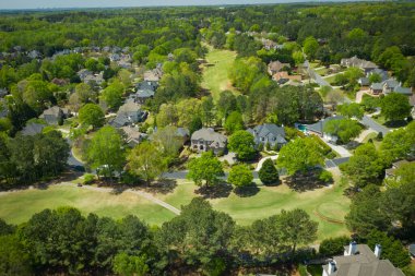 2022 baharında güneşli bir baharda Atlanta 'nın banliyölerinde bir insansız hava aracı tarafından çekilen 360 derecelik panoramik şehir manzarası.