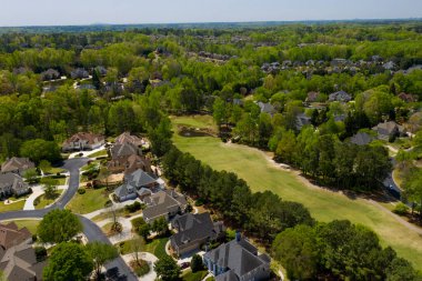 2022 baharında güneşli bir baharda Atlanta 'nın banliyölerinde bir insansız hava aracı tarafından çekilen 360 derecelik panoramik şehir manzarası.