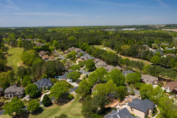 2022 baharında güneşli bir baharda Atlanta 'nın banliyölerinde bir insansız hava aracı tarafından çekilen 360 derecelik panoramik şehir manzarası.