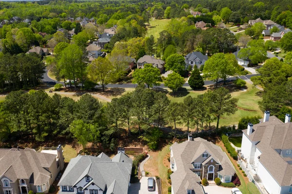2022 baharında güneşli bir baharda Atlanta 'nın banliyölerinde bir insansız hava aracı tarafından çekilen 360 derecelik panoramik şehir manzarası.
