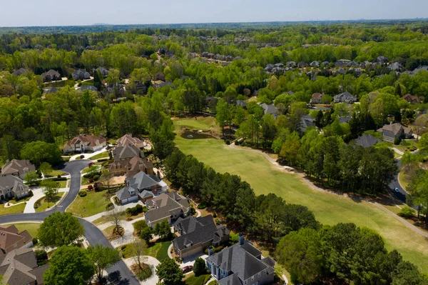 2022 baharında güneşli bir baharda Atlanta 'nın banliyölerinde bir insansız hava aracı tarafından çekilen 360 derecelik panoramik şehir manzarası.