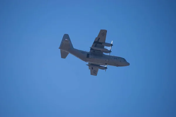 Güneşli Bir Günde Askeri Uçaklar Taarruz Yapıyor — Stok fotoğraf