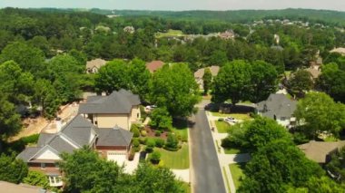Atlanta 'nın güzel bir banliyösündeki lüks bir mahallenin 4K klibi.