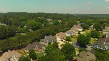 Atlanta 'nın güzel bir banliyösündeki lüks bir mahallenin 4K klibi.