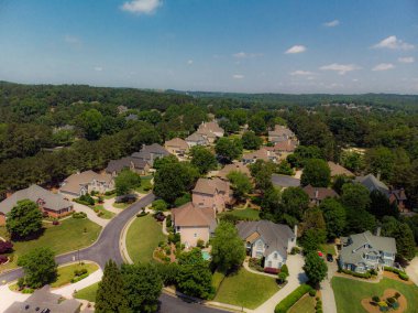 ABD 'nin Georgia kentindeki Atlanta metrosunda golf sahası ve gölü olan banliyödeki bir alt bölümdeki ev kümesinin hava panoramik görüntüsü altın saat içinde insansız hava aracıyla vuruldu..