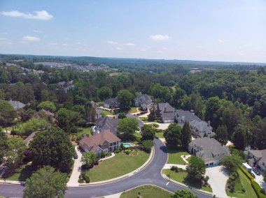 ABD 'nin Georgia kentindeki Atlanta metrosunda golf sahası ve gölü olan banliyödeki bir alt bölümdeki ev kümesinin hava panoramik görüntüsü altın saat içinde insansız hava aracıyla vuruldu..