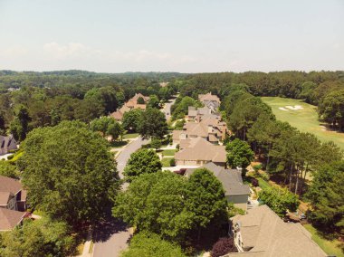 ABD 'nin Georgia kentindeki Atlanta metrosunda golf sahası ve gölü olan banliyödeki bir alt bölümdeki ev kümesinin hava panoramik görüntüsü altın saat içinde insansız hava aracıyla vuruldu..